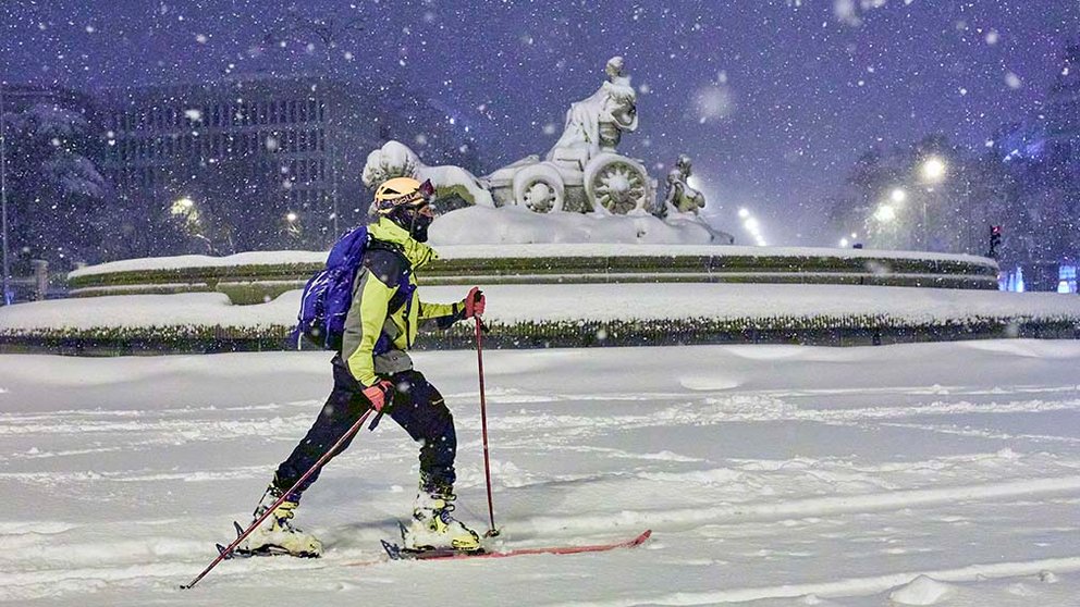 Una persona avanza con esquíes junto a la fuente de Cibeles, cubierta de nieve por la borrasca Filomena, en Madrid. Jesús Hellín / Europa Press