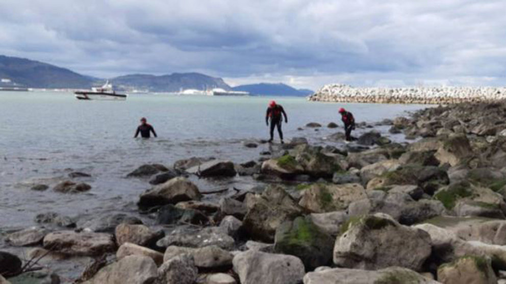 Agentes de la Ertzaintza busca más pistas y restos humanos en la playa de Getxo EFE