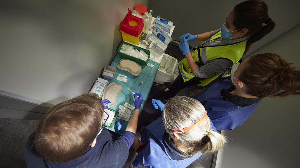 Varios trabajadores sanitarios, con material necesario para administrar la vacuna contra la COVID-19 - Eduardo Sanz - Europa Press