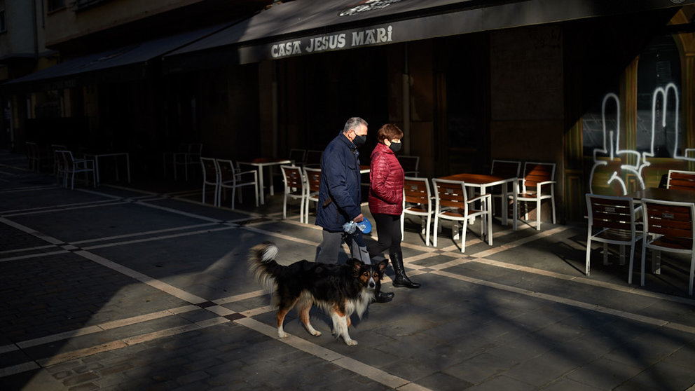 Dos personas pasean con su perro por las calles del casco viejo de Pamplona durante la tercera ola del coronavirus en la Comunidad Foral. MIGUEL OSÉS