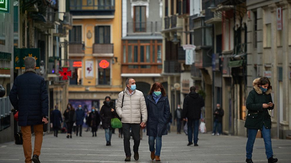 Una pareja camina por la calle Chapitela de Pamplona durante la pandemia de coronavirus. MIGUEL OSÉS