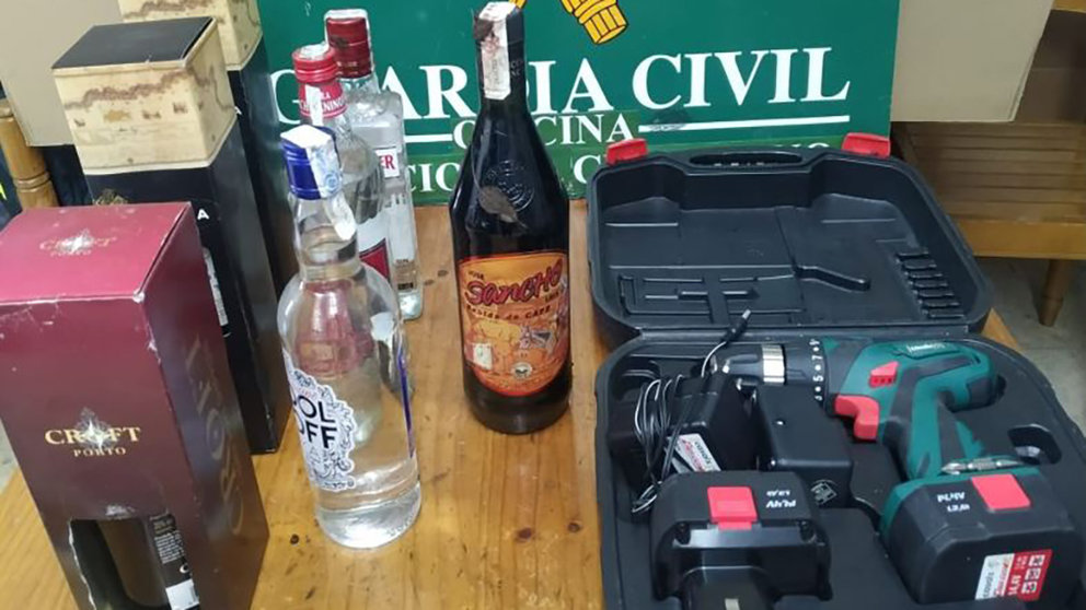 Taladro y varias botellas de bebidas alcohólicas que el joven de 28 años había sustraído de varios trasteros en Estella. GUARDIA CIVIL
