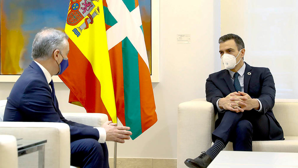 El presidente del Gobierno, Pedro Sánchez (d) y el lehendakari, Iñigo Urkullu, conversan durante la reunión mantenida en el Palacio de la Moncloa, en Madrid. EFE/Ballesteros