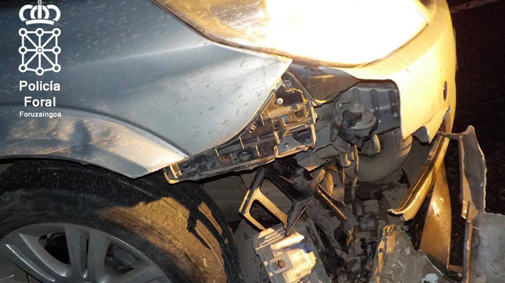 Estado en el que ha quedado el vehículo que ha impactado contra un jabalí en la N134, en Tudela. POLICÍA FORAL