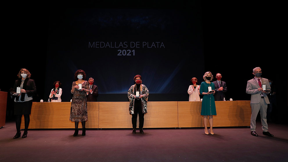 Momento de la entrega de la Medalla de Plata de la Universidad de Navarra a cinco de los galardonados. UNAV