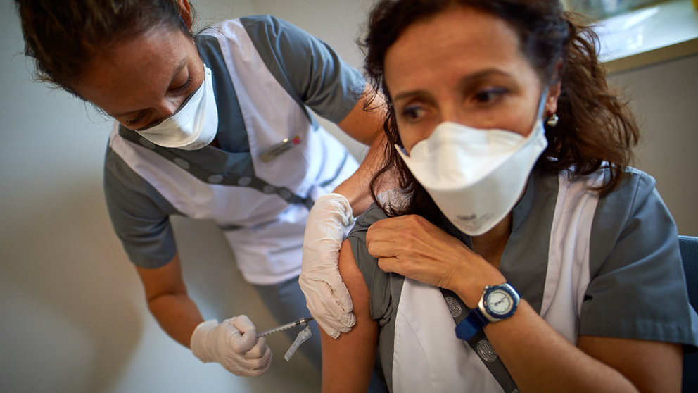 La Clínica Universidad de Navarra sigue con la vacunación de sus trabajadores con la dosis de Moderna, durante la tercera ola del coronavirus en la Comunidad Foral. MIGUEL OSÉS