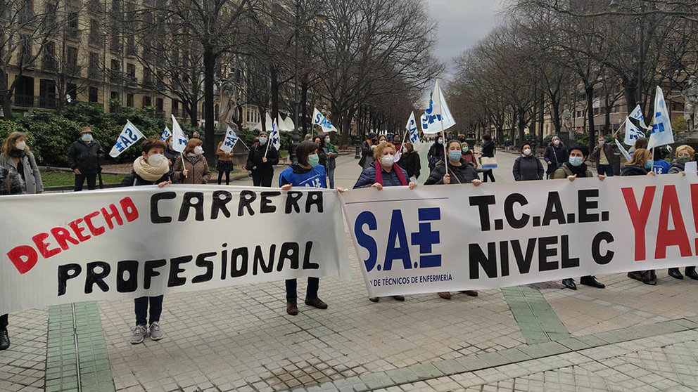 Concentración del Sindicato de Técnicos de Enfermería (SAE) en Pamplona frente al Parlamento de Navarra. EUROPA PRESS