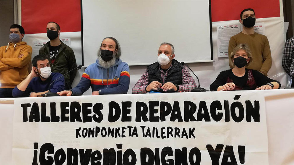 Imanol Rodríguez (LAB); Carlos Sarasa (ELA), Ángel Valencia (UGT) y Eva Ciaurriz (CCOO), representantes sindicales del sector de talleres de reparación - EUROPA PRESS