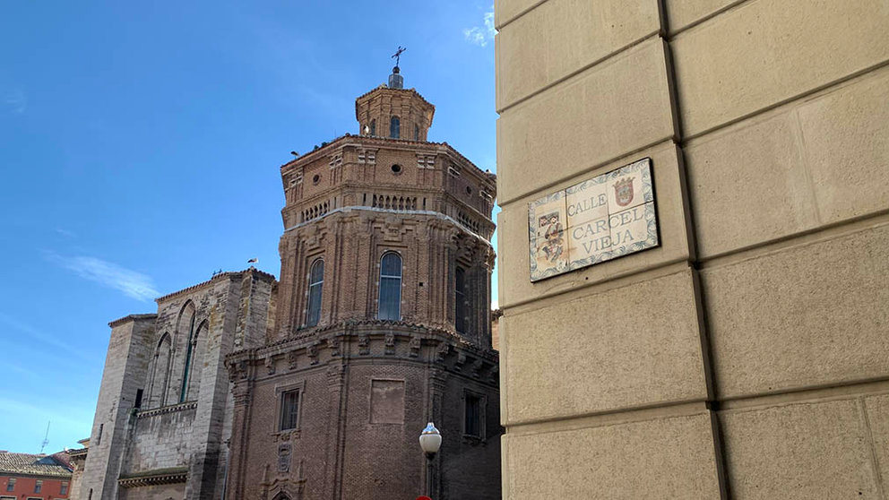 Vista de la Catedral de Tudela junto al edificio del Ayuntamiento de la capital ribera. ARCHIVO.