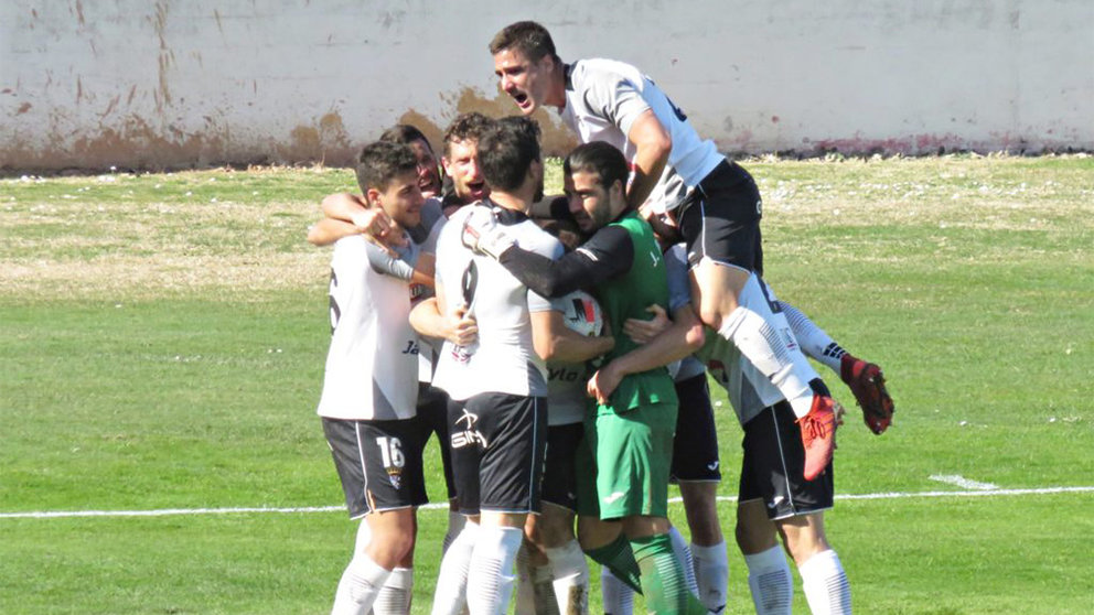 Los jugadores del Tudelano celebran el gol del empate en el tiempo añadido con uno menos. CD Tudelano.