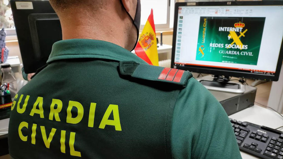 La Guardia Civil imputa a un joven de 19 años como presunto autor de un delito continuado de estafa a través de internet. GUARDIA CIVIL