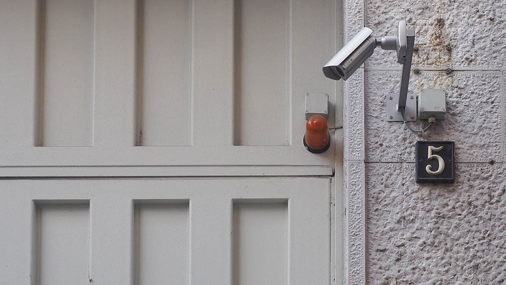 Una cámara de seguridad vigila la puerta de entrada de una vivienda. ARCHIVO