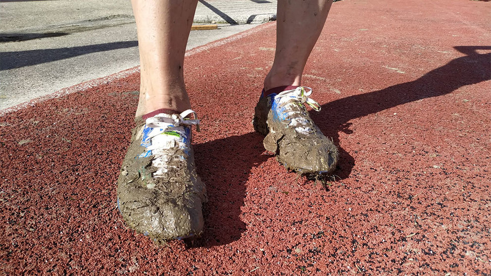 Zapatillas con barro después de la carrera de cross en Alsasua. @atletismoFNAF.