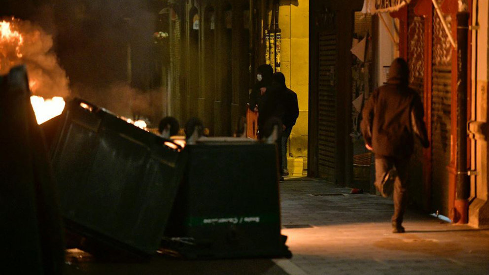 Pamplona ha sufrido disturbios esta tarde noche, en la manifestación en apoyo a Pablo Hasel. PABLO LASAOSA