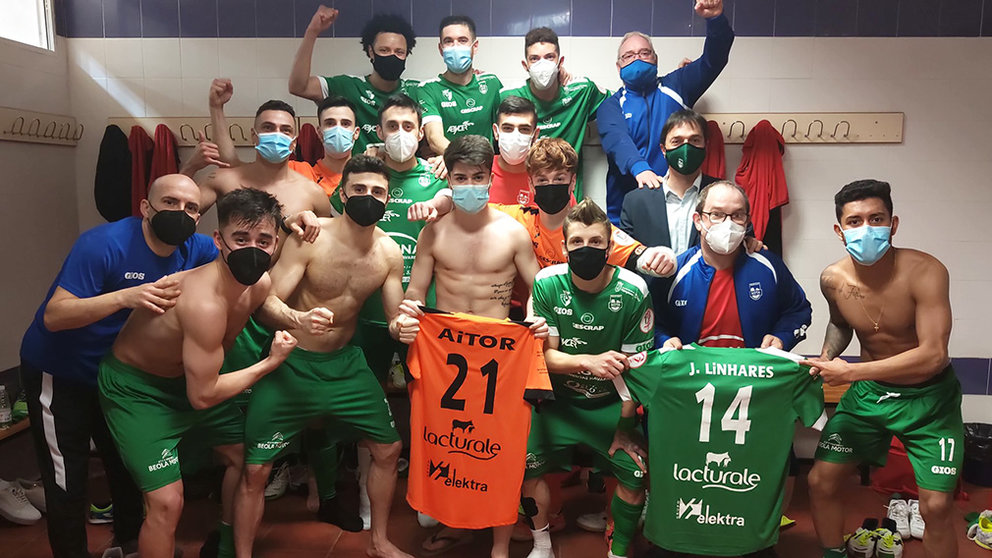 Los jugadores de Osasuna Xota celebran la victoria en la pista del Jaén FS. @CDXOTA