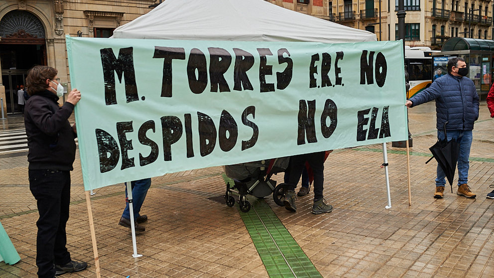 Concentración de trabajadores de MTorres, convocada por ELA, en contra del ERE presentado en la empresa. PABLO LASAOSA