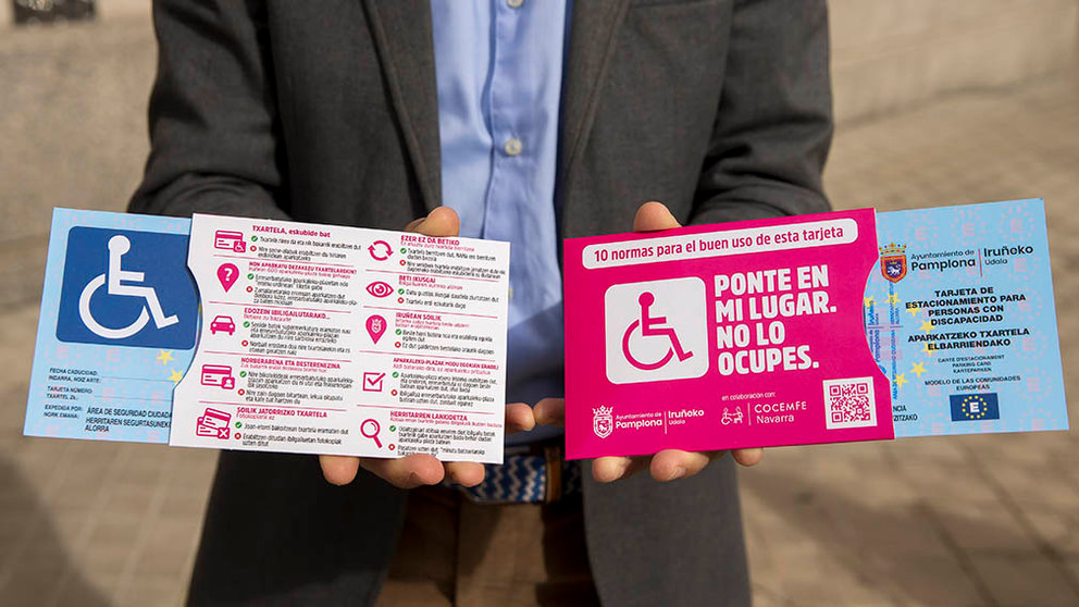 Ayuntamiento de Pamplona y COCEMFE promueven el buen uso de las tarjetas de aparcamiento para personas con discapacidad. JESÚS GARZARON
