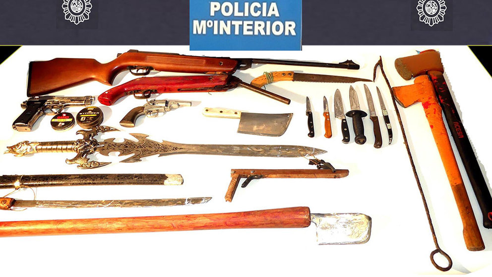 Imagen del arsenal de armas encontrado en la habitación del hombre que agredió a su padre con un cuchillo. POLICÍA NACIONAL