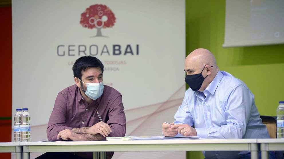 Eneko Larrarte y el vicepresidente Aierdi, durante el acto celebrado en Tudela con el logotipo de Geroa Bai.