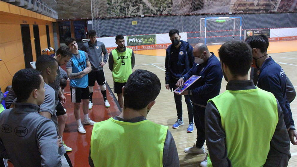 Pato se reúne con sus jugadores en un entrenamiento en Tudela. Ribera Navarra FS.