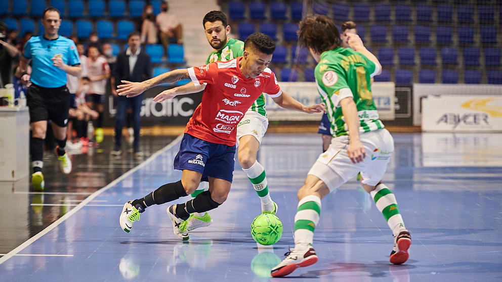 El Osasuna Xota se enfrenta al Real Betis Futsal en el pabellón Anaitasuna. PABLO LASAOSA