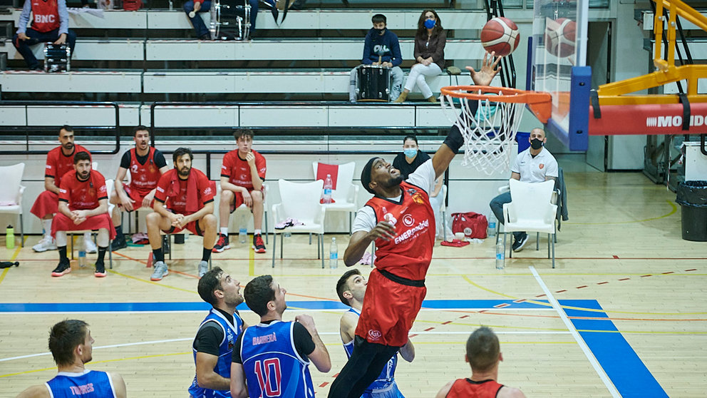 El Basket Navarra se enfrenta al Tarragona en el pabellón Arrosadía. PABLO LASAOSA