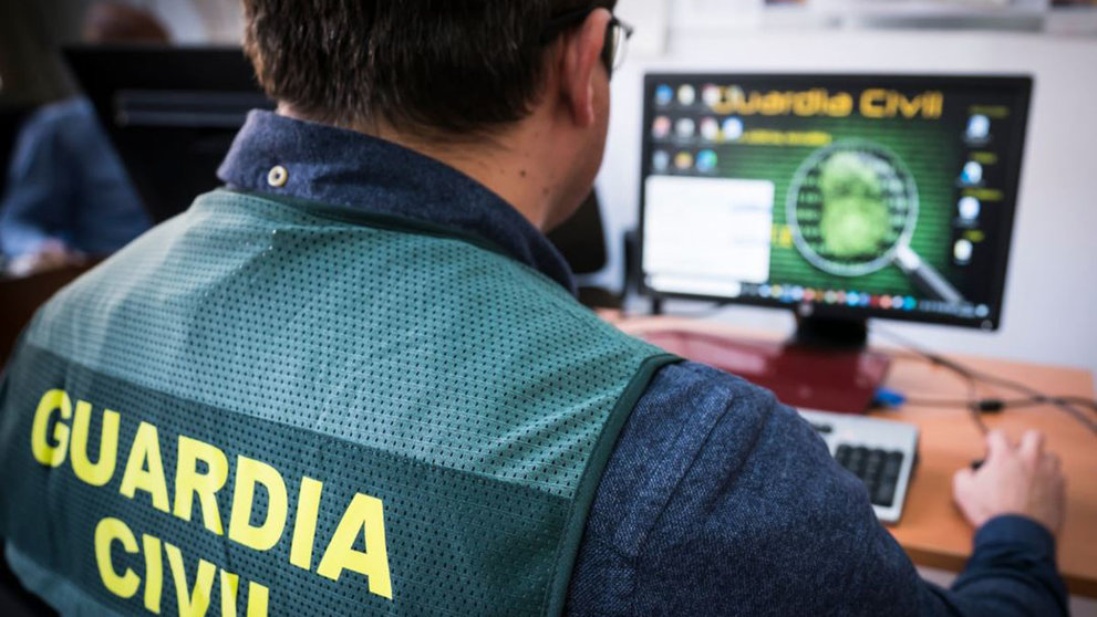 Un agente de la Guardia Civil trabaja con un ordenador para detectar ciberestafas. GUARDIA CIVIL DE NAVARRA
