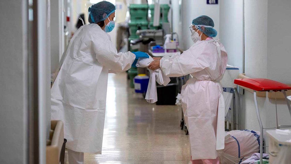 Personal sanitario protegido con EPIs en la planta covid de un Hospital. EFE/ David Aguilar