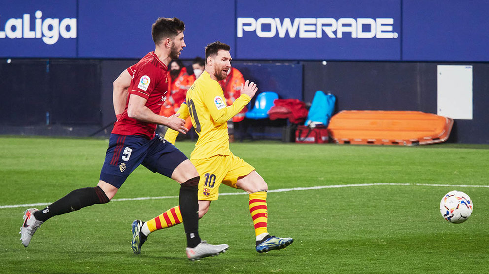 El defensa de Osasuna David García persigue a Leo Messi en el partido Osasuna - Barcelona (0-2) en Pamplona. Europa Press.