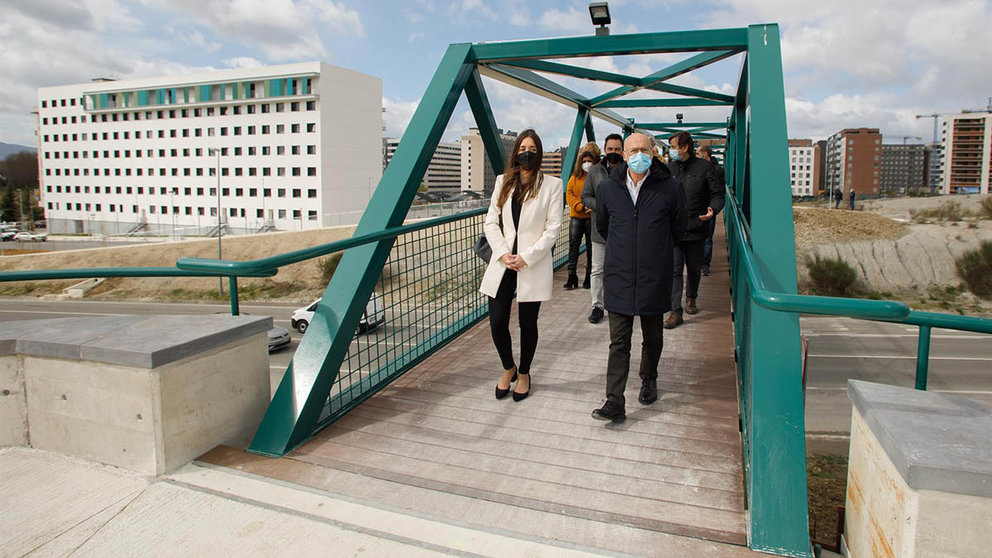 El consejero de Cohesión Territorial, Bernardo Ciriza, y la alcaldesa del Ayuntamiento del Valle de Egüés, Amaya Larraya, visitan la pasarela peatonal que conecta Erripagaña y la Ciudad de la Innovación en Sarriguren. GOBIERNO DE NAVARRA