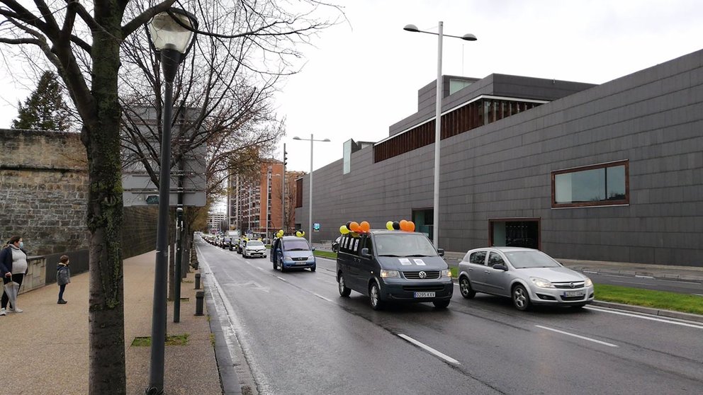Caravana de vehículos para reclamar la fijeza para los trabajadores públicos en "abuso de temporalidad". EUROPA PRESS