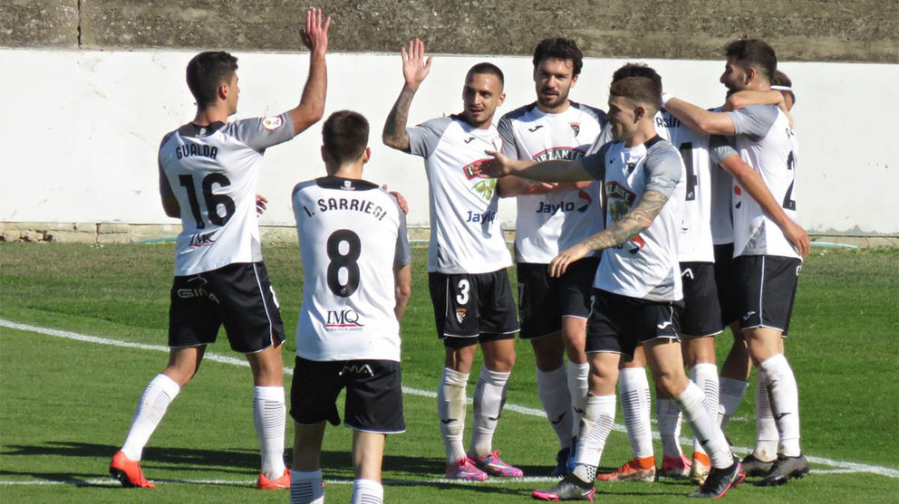 Los jugadores del Tudelano celebran su excelente momento deportivo con goleada en Logroño. @cdtudelano
