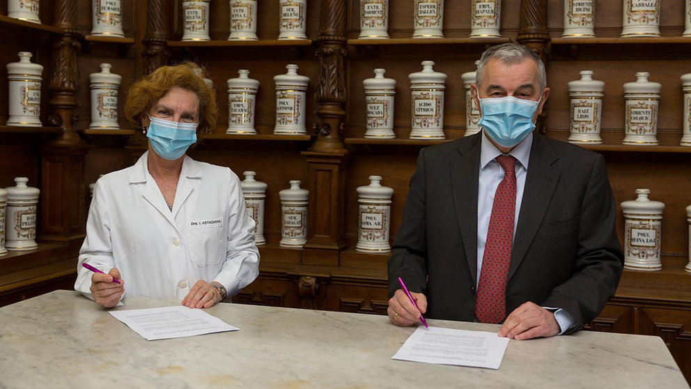 Iciar Astiasarán, vicerrectora de Investigación de la Universidad de Navarra, y Dámaso Molero, CEO de 3P Biopharmaceuticals, durante la firma del convenio. UNIVERSIDAD DE NAVARRA