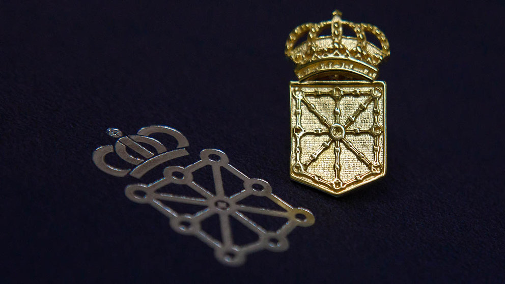 Imagen de la insignia recibida por el personal jubilado. GOBIERNO DE NAVARRA