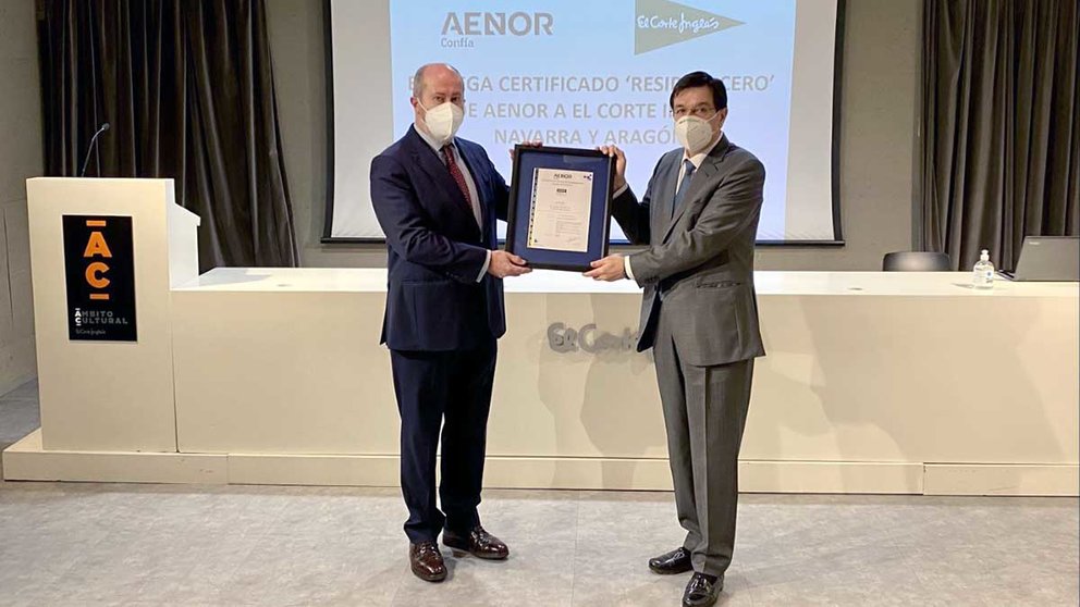 El director regional de El Corte Inglés en Aragón, Navarra y La Rioja, Javier Galdós, ha recibido  el certificado ‘Residuo Cero’ del director de AENOR en Navarra y La Rioja, Emilio Flamarique.