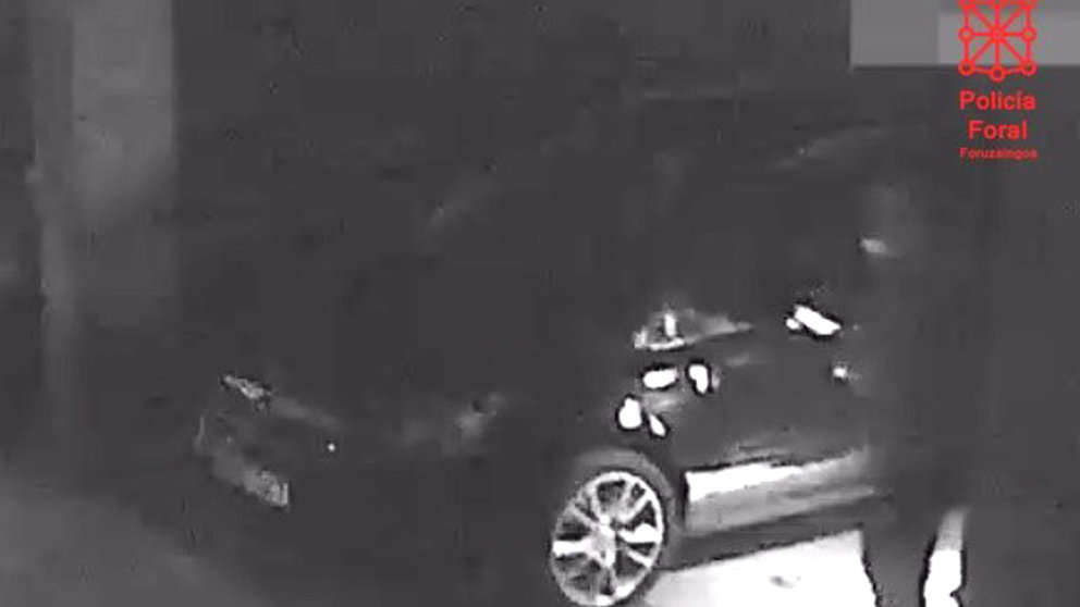 Imagen de la cámara de seguridad cuando el detenido 'atacó' el coche de su vecino en Lodosa. POLICÍA FORAL