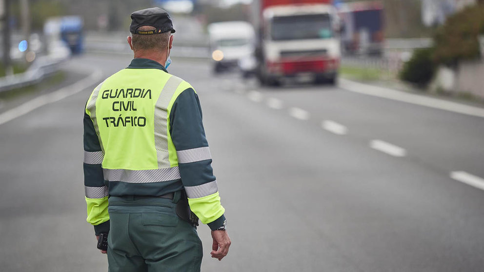 Un agente de la Guardia Civil de Tráfico trabaja en un control policial en Ziordia, en la frontera entre Navarra y Álava (País Vasco). EDUARDO SANZ/EP