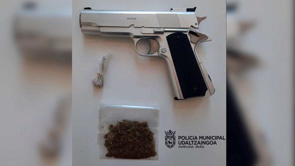 Imagen de la droga y la pistola incautada. POLICÍA MUNICIPAL DE PAMPLONA