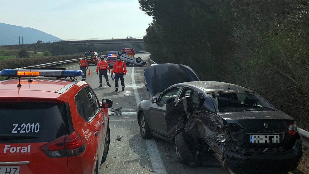 La Policía Foral investiga las causas de este accidente en Larragueta que ha dejado varias personas heridas. POLICÍA FORAL