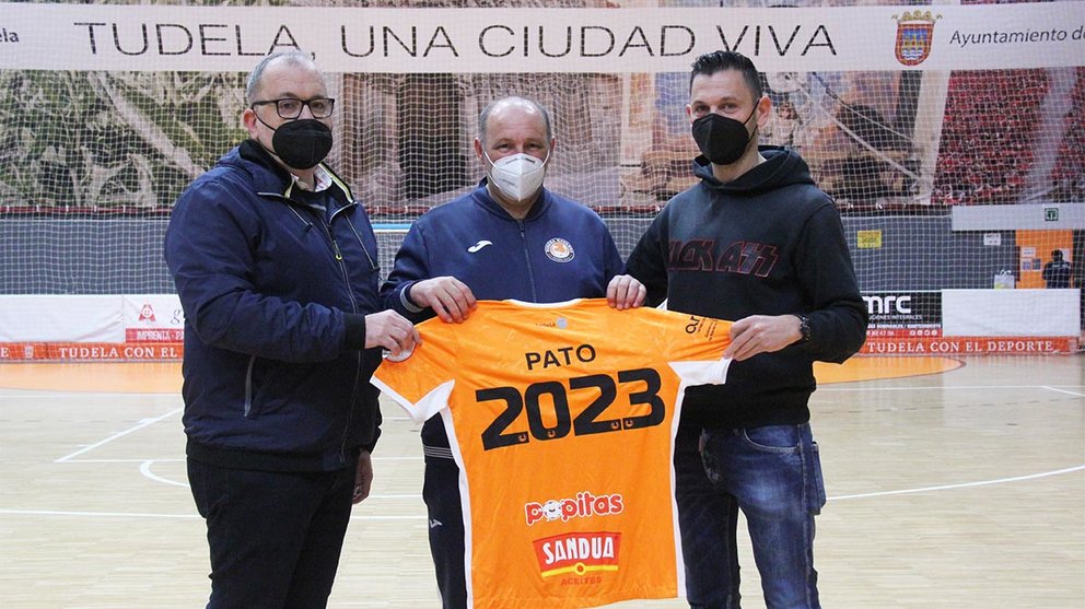 José Lucas Mena en el centro de la imagen junto al presidente y al director deportivo del club