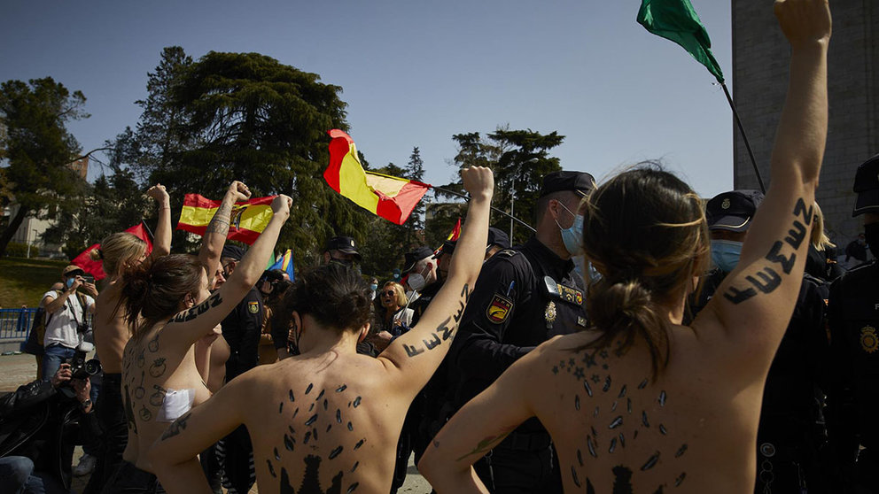 Varias activistas de Femen con águilas franquistas dibujadas en la espalda durante un acto por el Día de la Victoria en el LXXXII Aniversario de la “Liberación de Madrid”, en el Arco de la Victoria, en Madrid (España), a 28 de marzo de 2021. EP