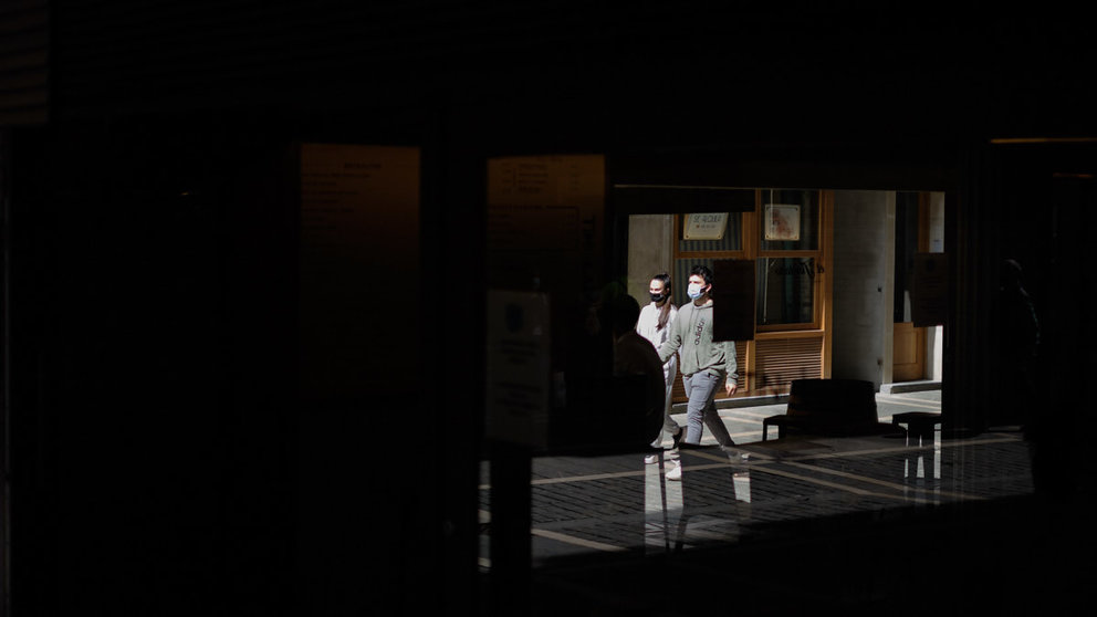Una pareja camina por las calles de Pamplona durante la crisis de la pandemia de coronavirus en la Comunidad Foral. MIGUEL OSÉS