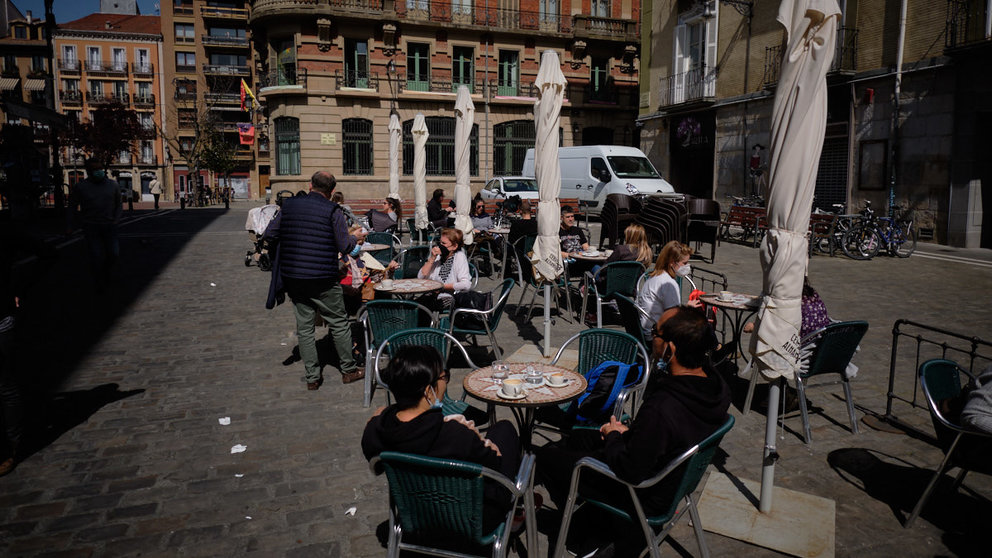 Varias personas en las terrazas de las calles durante la crisis de la pandemia de coronavirus en la Comunidad Foral. MIGUEL OSÉS