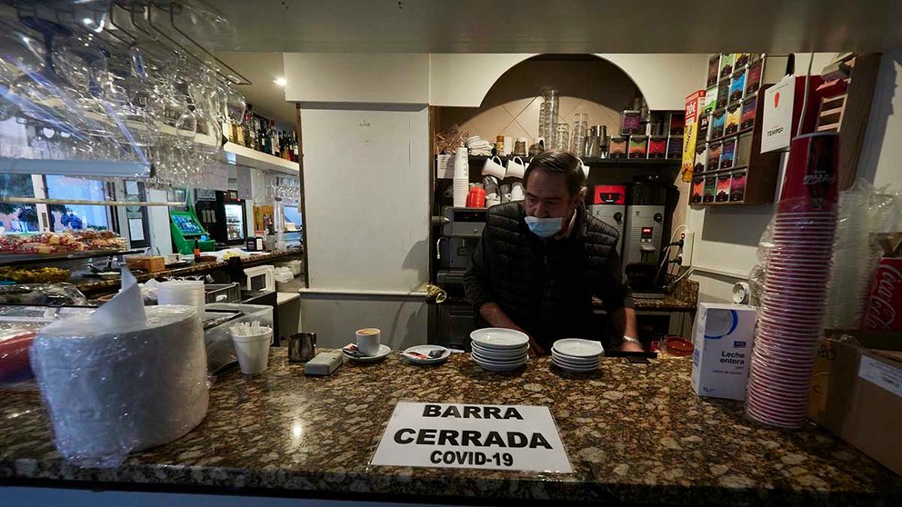 Un camarero en el interior de un bar prepara cafés en Pamplona. ARCHIVO / EUROPA PRESS