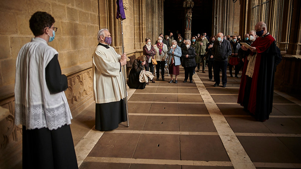 Celebración del Vía Crucis por el claustro de la Catedral de Pamplona durante la Semana Santa de 2021. PABLO LASAOSA