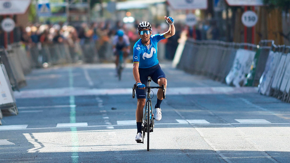 El ciclista Alejandro Valverde, del equipo Movistar, se ha proclamado ganador de la XXII edición del Gran Premio Miguel Induráin, este sábado en Estella. EFE/Iñaki Porto