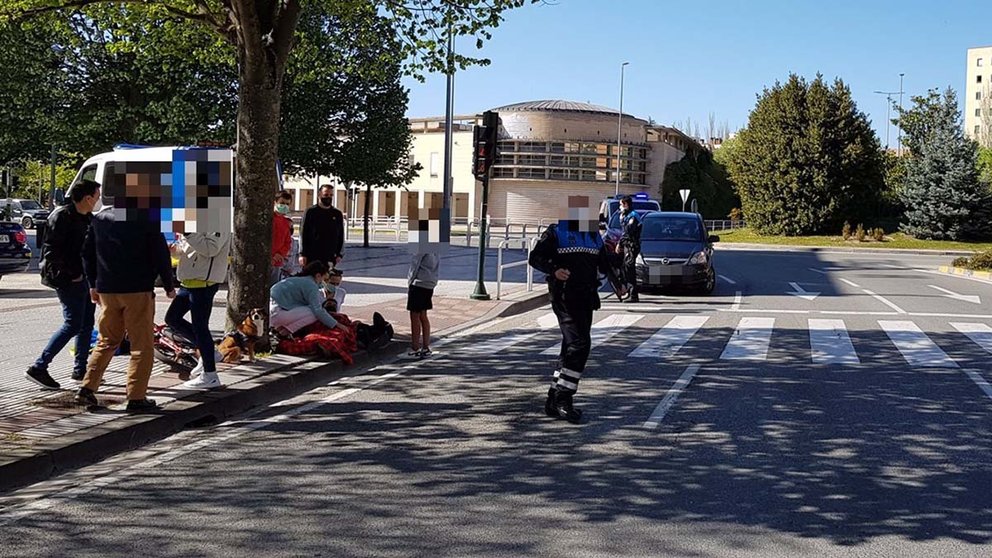 Agentes de la Policía Municipal atienden el accidente en e que ha resultado herido un chico de 14 años en Pamplona. POLICÍA MUNICIPAL