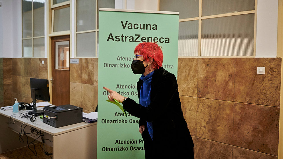 La consejera de Salud, Santon Indurain recibe la primera dosis de la vacuna de AstraZeneca en el nuevo centro de vacunación de Pamplona situado en el antiguo colegio de Maristas. PABLO LASAOSA