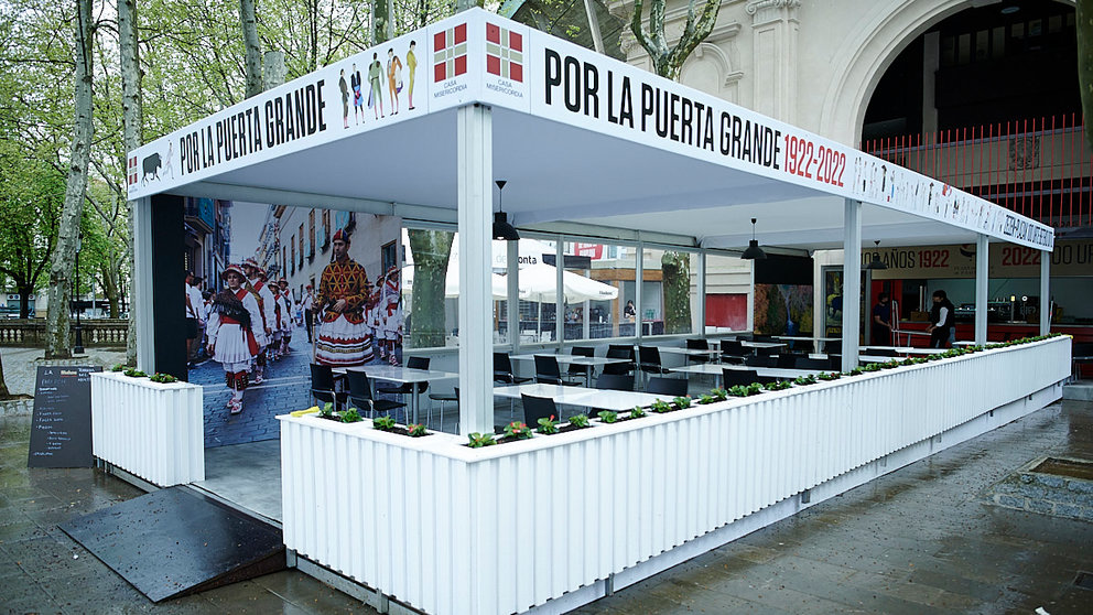 Nuevas terrazas instaladas en los aledaños de la plaza de toros de Pamplona. PABLO LASAOSA