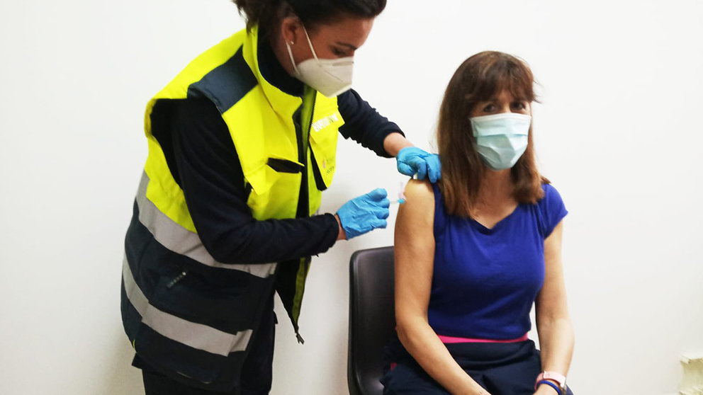 La portavoz socialista en Pamplona, Maite Esporrín, recibe la primera dosis de la vacuna de Astrazeneca contra la Covid-19. TWITTER